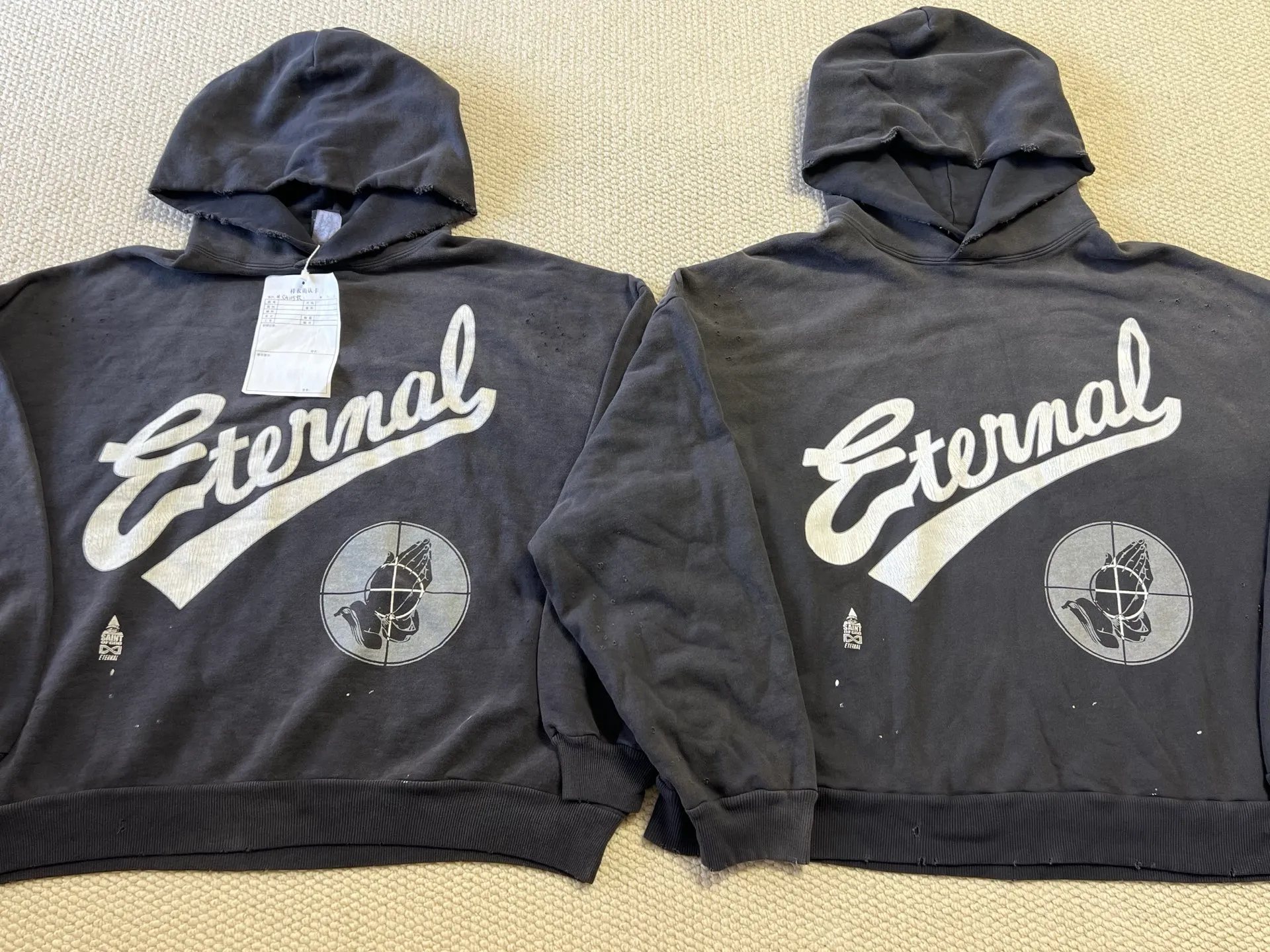 Pattern vs original SAINT Mxxxxxx × FEAR OF GOD FG_HOODIE/SNT OF GOD/BLK FOG joint model ETERNAL praying crosshair distressed hoodie. Washed black S-XL This season's hot and super popular joint model. The original version is the same. Spring and summer thin fabrics are comfortable on the upper body. The BOXY version with short fat and wide shoulder line is a fashion favorite. It has a high-end feel. Heavy washing and water fading technology. The horse is repositioned. Too much wear and damage and graffiti treatment. Correct version FOG co-branded main mark/wash mark/little angel mark